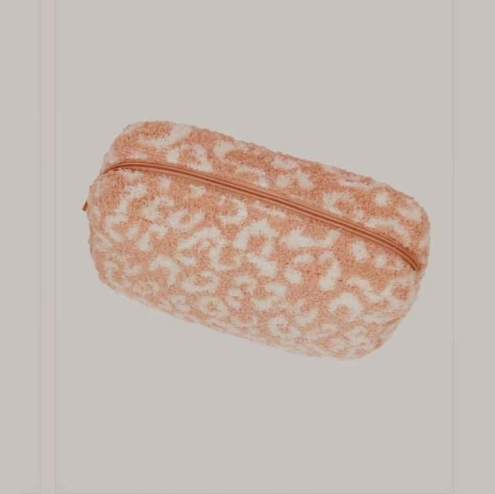 NWT Neutral Cheetah Print Make-Up Pouch – Cloud Yarn, Zipper Closure,